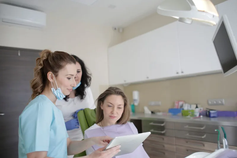 Google Ads ou Meta Ads para Dentista: Qual Traz Mais Paciente?